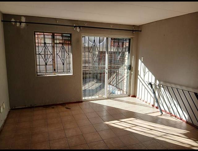 2 BEDROOM TOWNHOUSE FOR SALE IN EDLEEN